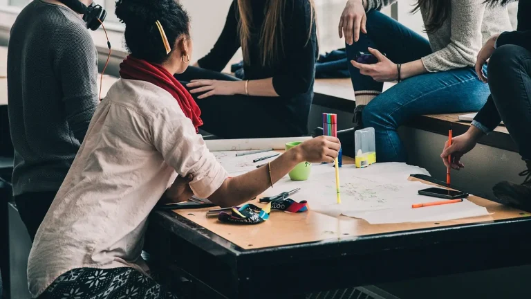 Alternance ou formation courte : que choisir pour se former à l’informatique ?