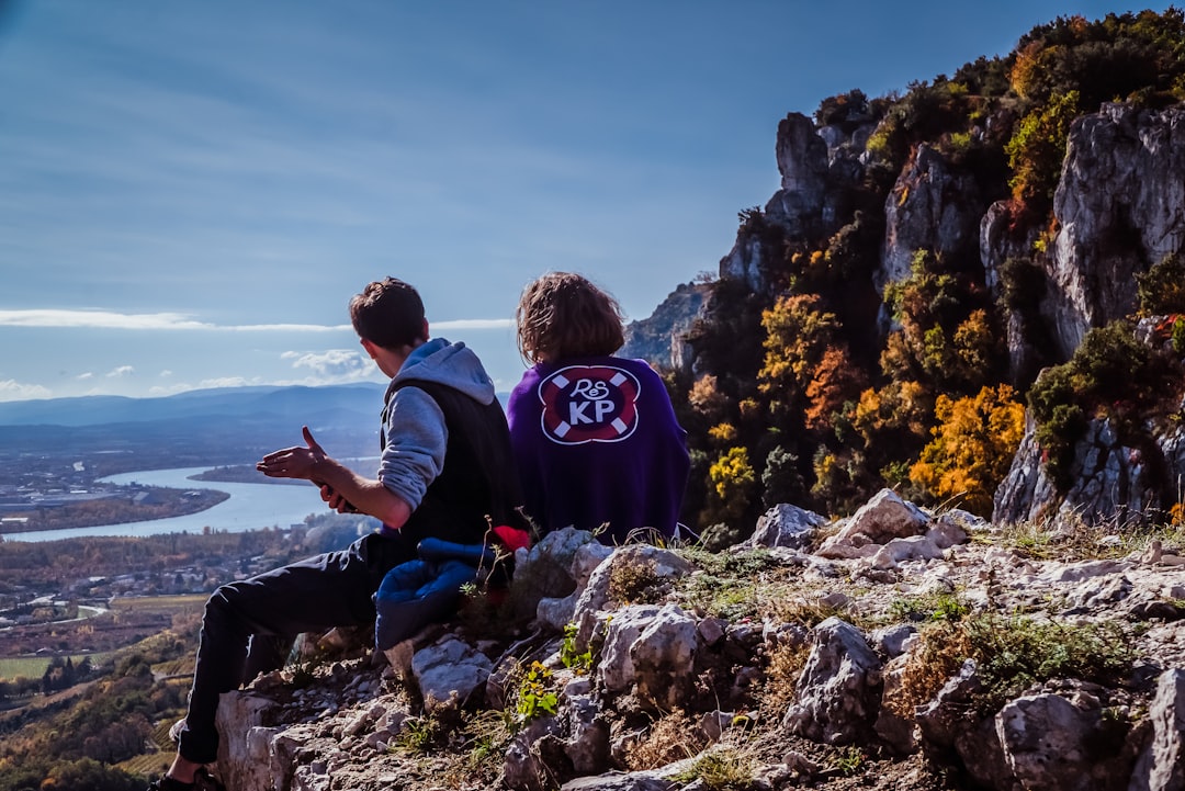 Mission Locale ou France Travail : qui contacter pour un jeune