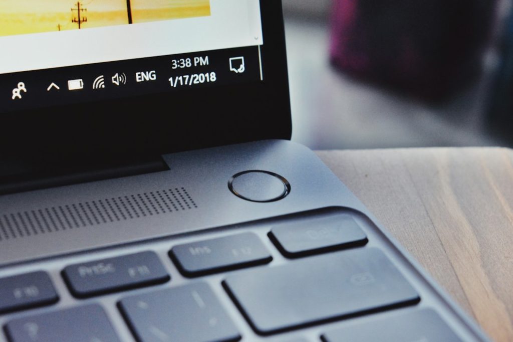 Cache caméra mac : le réflexe discret pour sécuriser vos visios